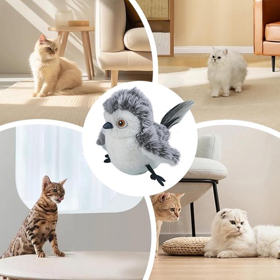 Interactieve pluche vogel in het midden, omringd door katten in een woonkamer.
