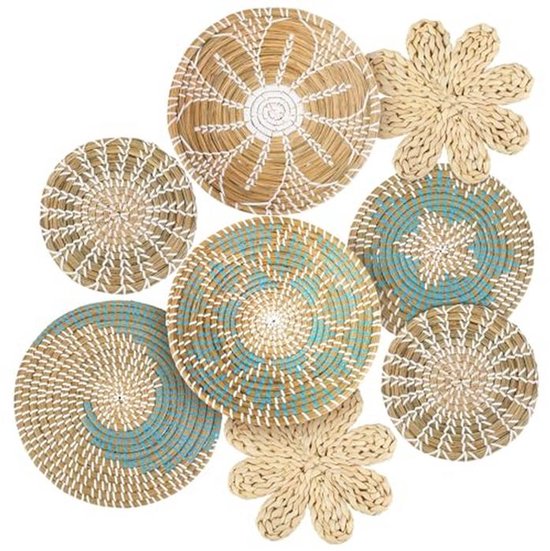 Ensemble de 8 paniers tressés à la main dans des tons naturels et bleus, avec des motifs floraux et circulaires.