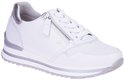 Witte leren sneaker met rits en zilveren detail op de hiel. Grijze zool met lagen.