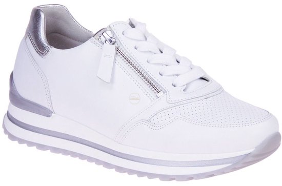Witte leren sneaker met rits en zilveren detail op de hiel. Grijze zool met lagen.