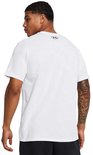 Man met getatoeëerde armen in een wit Under Armour T-shirt, zichtbaar van achteren.