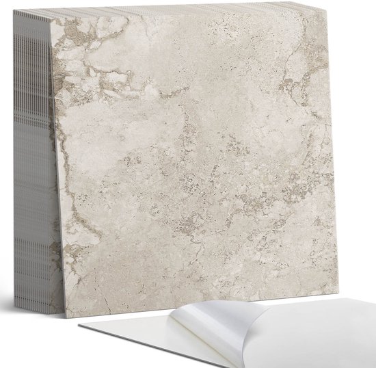 Stapel zelfklevende tegels met natuursteenprint in beige tinten, met een laagje beschermfolie.