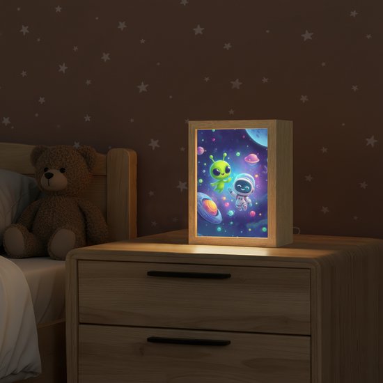 Nachtlampje 15x20 cm - Kinder lampje - Alien - Astronaut - Ruimte - Planeten - Tafellamp kinderkamer - Slaapkamer lamp - Bedlamp kinderen - Kinderlampje stopcontact - Wandlamp babykamer - Nachtlampjes van Merkloos — afbeelding 2