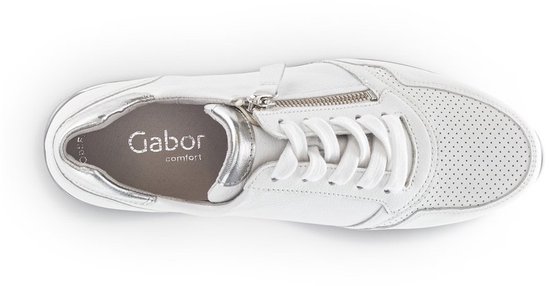 Bovenaanzicht van een witte Gabor sneaker met Gabor comfort logo, rits en perforaties