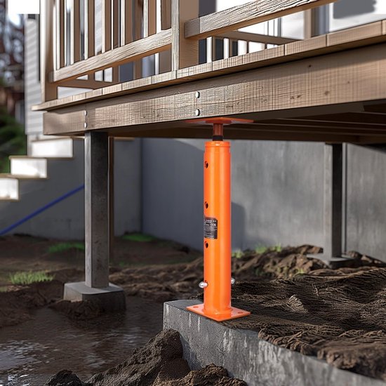 Oranje steunpilaar ondersteunt een houten terras. Geplaatst op een betonnen fundering naast gras.