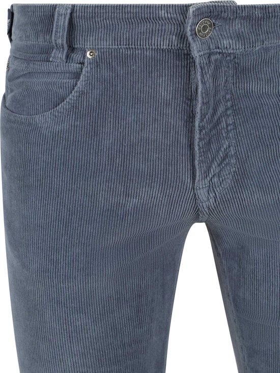 Detail van de voorkant van een grijze corduroy broek met zak.