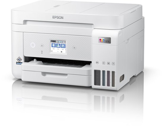 Witte Epson EcoTank-printer met gesloten klep, scherm ingeschakeld en inktcontainers zichtbaar. Op een witte achtergrond.