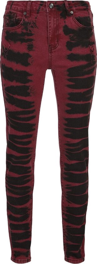 Rode skinny jeans met zwarte batikprint en lichte scheuren.