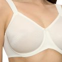 Gros plan d'un soutien-gorge minimiseur blanc cassé avec texture sur les bonnets et un nœud.