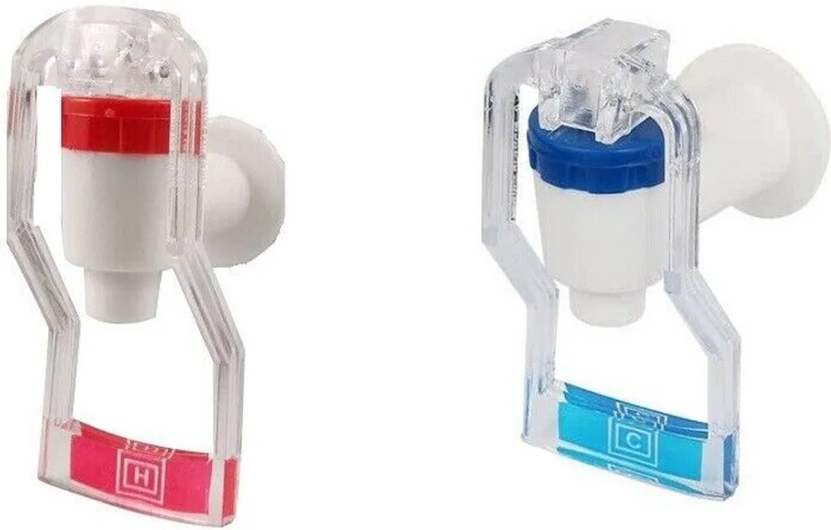 Twee waterdispensers met drukknop van kunststof voor huishoudelijk gebruik, blauw en rood transparant.
