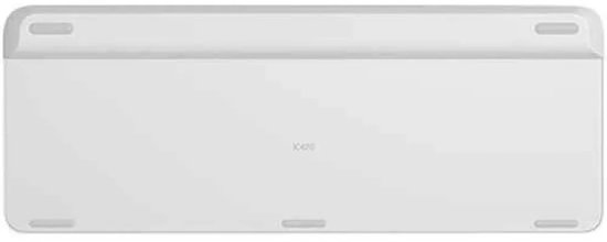 Onderkant van een wit Logitech toetsenbord met vier pootjes.