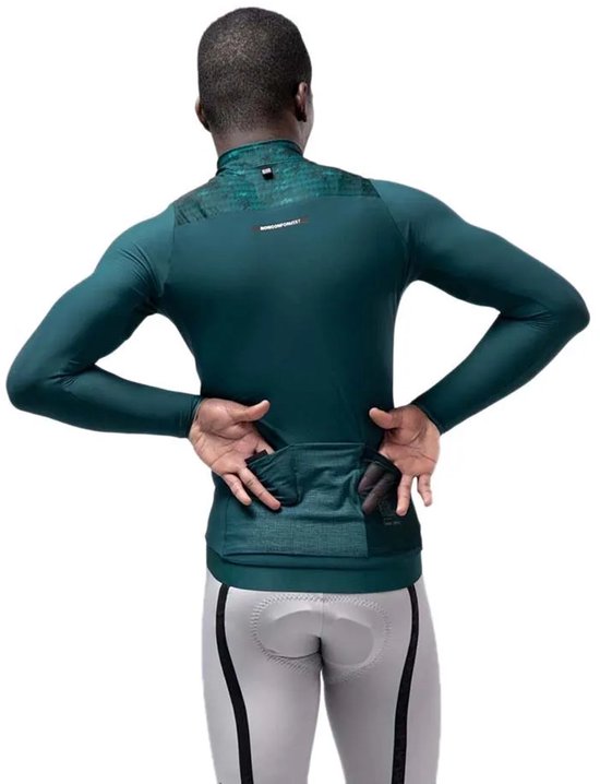 Donkergroen fietsshirt met lange mouwen, kraag en zakken op de rug. Model toont de achterkant.