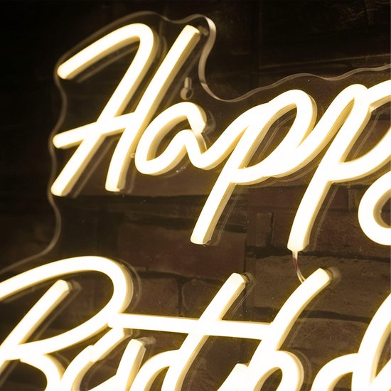Close-up van een warmwit "Happy Birthday" neonbord.
