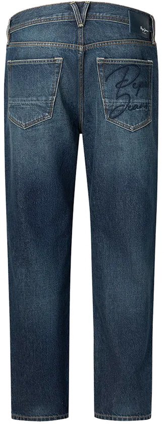 Achterkant van een blauwe Pepe Jeans straight fit spijkerbroek met een donkerblauwe logoprint op de rechterzak.
