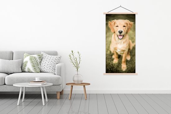 Porte-affiche incl. Affiche 90x180 cm - Affiche scolaire - Portrait d'un chiot Golden Retriever dans le jardin - Affiche textile - Lattes vierges
