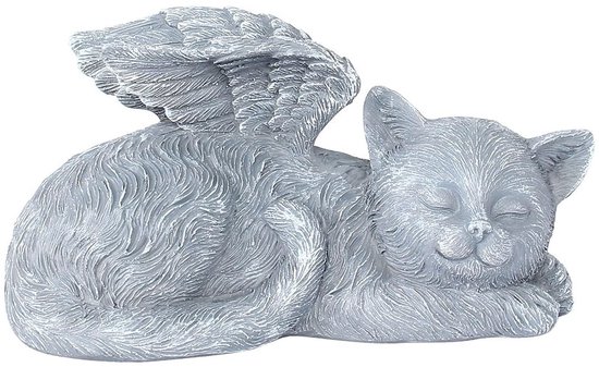 Chat gris dormant avec des ailes, fourrure détaillée, fond blanc.