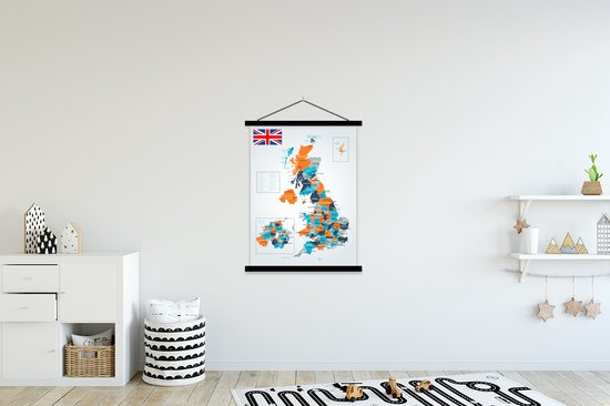 Een poster met een kaart van het Verenigd Koninkrijk in oranje en blauwe tinten, opgehangen aan de muur in een kinderkamer.