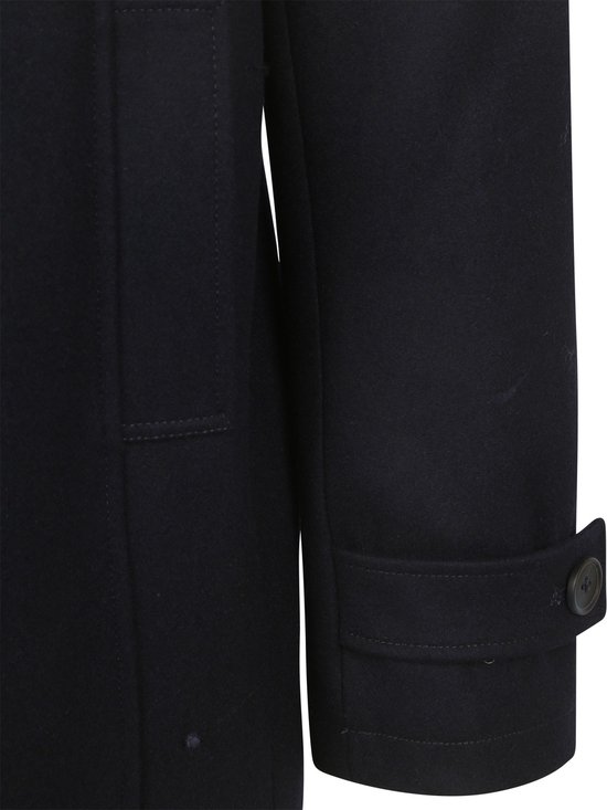 Donkerblauwe wollen cabanjas, detail van de manchet met knoop.