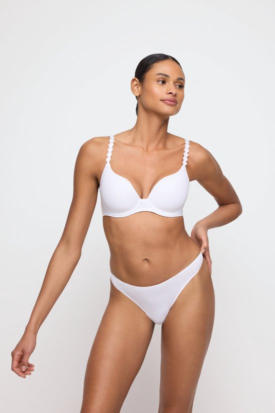 Model in een witte, voorgevormde bh met beugel en decoratieve bandjes.