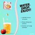 Een glas water met een waterdrop apple microdrink, een appel en drie oplosbare blokjes.