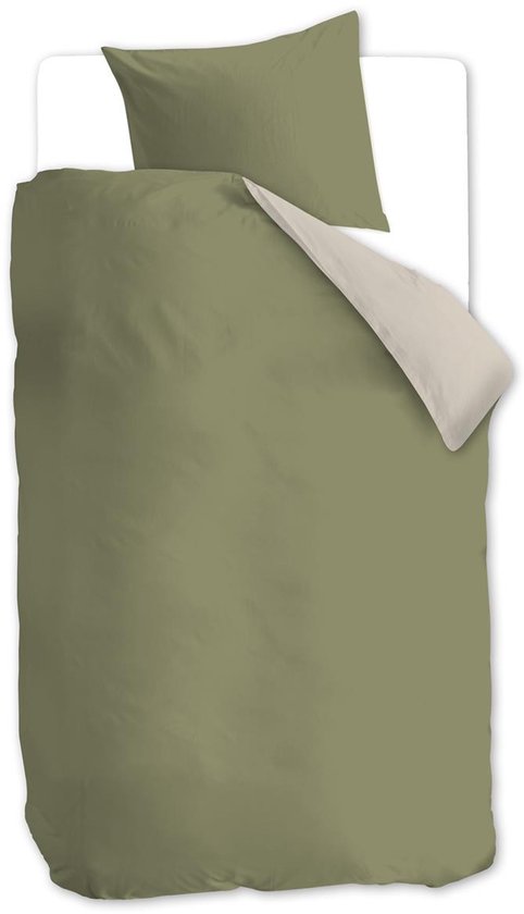 Een olijfgroen dekbedovertrek met een lichte plaid, opgemaakt op een wit bed.