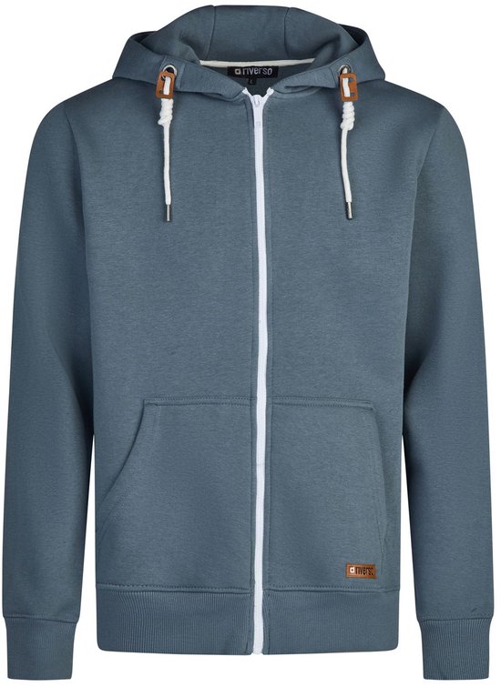Blauwgrijze hoodie met rits, witte koordjes met bruine details, kangoeroezak en riverso-label.