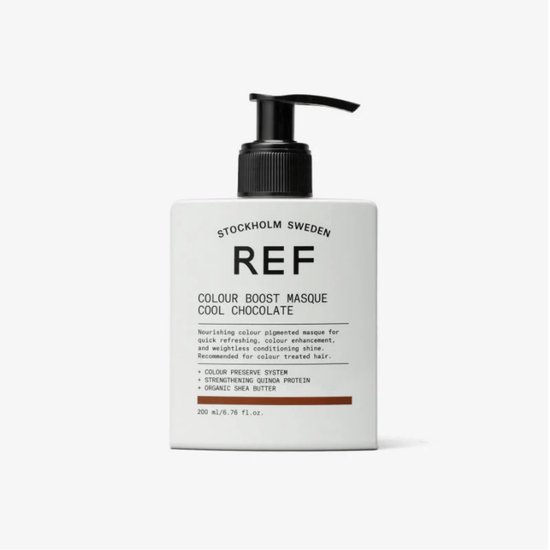 REF Colour Boost Masque Cool Chocolate. Vierkante witte fles met zwarte pompdispenser.