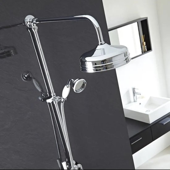 Chroom douchepaneel met grote ronde douchekop in een moderne badkamer met witte wasbak.