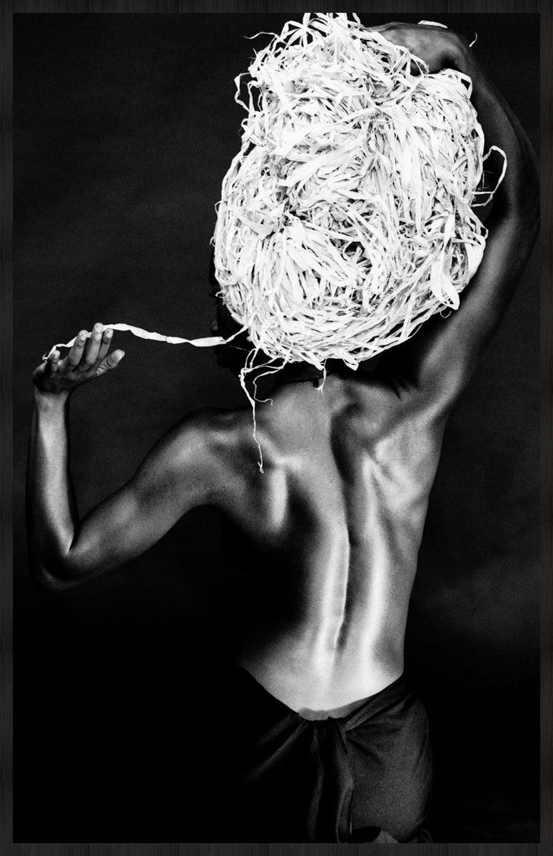Wandkraft x Essamba Art - Cheveux de Paille - 98x148 cm - Forex ingelijst in zwarte lijst.