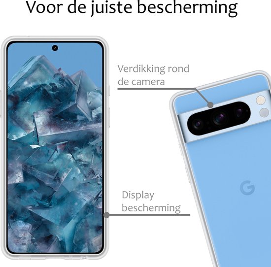 Google Pixel 8 Pro met lichtblauwe hoes, met verhoogde randen rond de camera en het display voor extra bescherming.