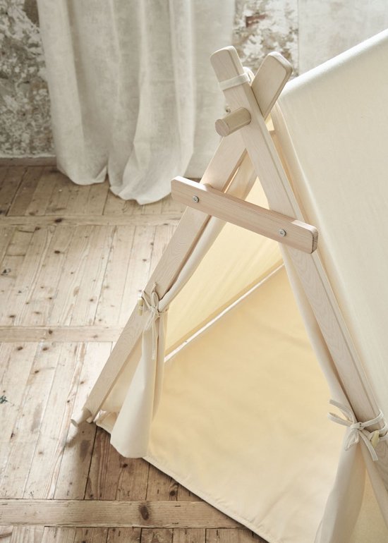 Houten frame van een crèmekleurige tipi tent met een raam, met stoffen gordijnen die dichtgebonden zijn.