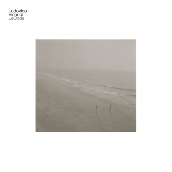 La pochette de Ludovico Einaudi - Le Onde, avec une photo sépia d'une plage avec deux personnages dans la brume.