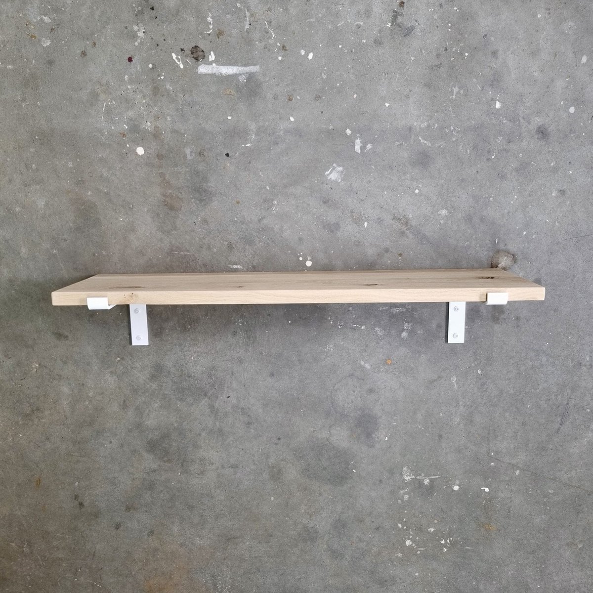 GoudmetHout Wandplank Industrieel - 60 x 30 cm Muurplank - Eiken Hout - Decoratie Wandrek & Boekenrek - Hangplank Keuken - Wall Shelf + 2 Mat Witte Plankdragers van Staal Licht eiken, Mat wit - 30 cm