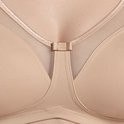 Beige beugel-loze beha met semi-transparante mesh inzetstukken bij de cups en een strikdetail middenvoor.