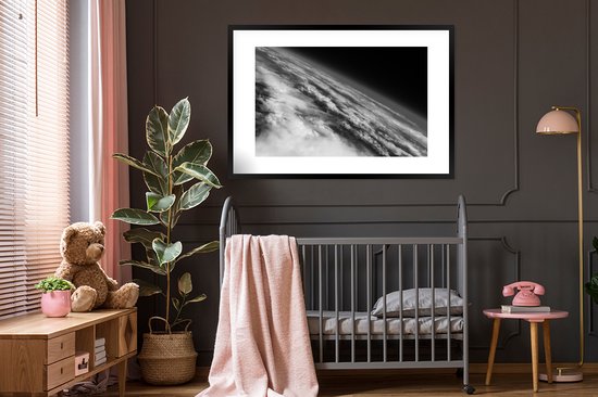 Photo encadrée - Terre aux nombreux nuages de l'espace en cadre photo noir et blanc noir avec passe partout blanc 80x120 120x80 cm - Affiche encadrée (Décoration murale salon / chambre)