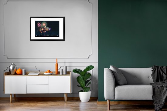 Photo en cadre - Une image de feu d'artifice dans une ville pendant le Nouvel An Cadre photo noir avec passe-partout blanc, moyen 60x40 cm - Affiche sous cadre (Décoration murale salon / chambre)