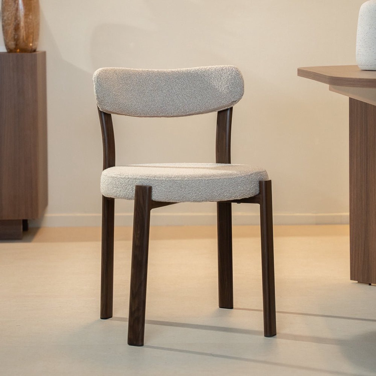 Dimehouse Set van 4 Eetkamerstoelen bouclé zandkleur Aiko - walnootlook frame - Japandi - Stof - Japandi