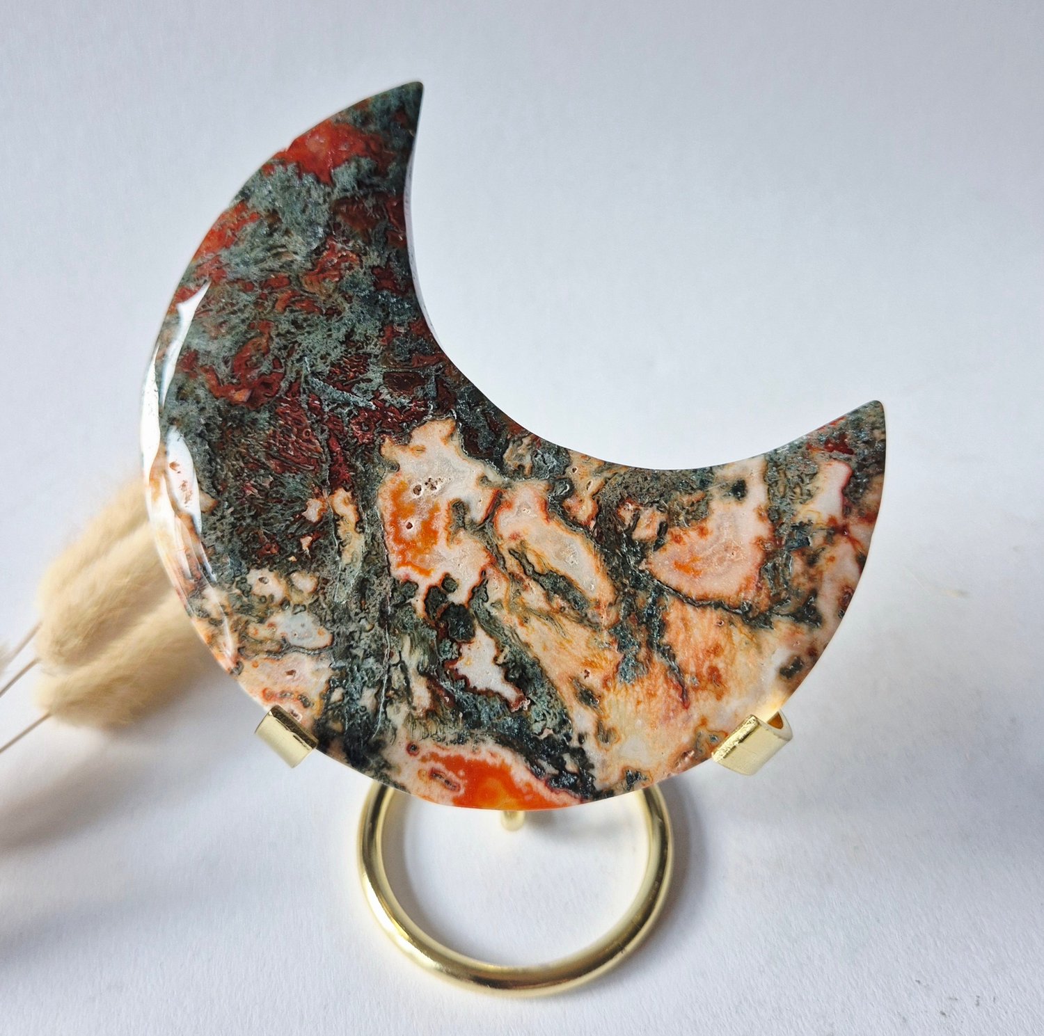 Moonlight Gemstones Rode Druzy Mosagaat Maan op standaard – 11-13cm Edelsteen statement piece 107 Meerkleurig