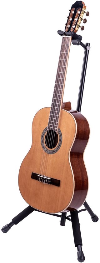 Klassieke gitaar in een zwarte Hercules driepootstandaard met schuimrubberen steunen.