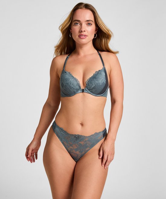 Model in blauwe kanten push-up bh en bijpassende slip
