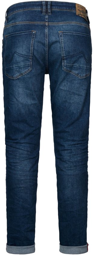 Achterkant van een donkerblauwe regular fit jeans van Petrol Industries.