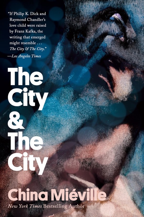 Boekomslag met de titel 'The City & The City' van China Miéville, met abstracte, wazige beelden in blauw en bruin.