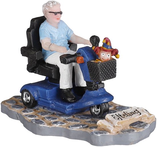 Figuur van een man op een blauwe scootmobiel met een pop in het mandje. Op een stenen ondergrond met 'Efteling' erop.