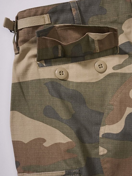 Camouflage cargobroek met twee grote zakken met knopen aan de achterkant, in groen-, bruin- en beige tinten.
