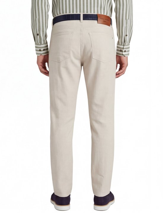 Achterkant van beige Pierre Cardin-broek met bruin leren merklabel op de tailleband, gedragen door een model.