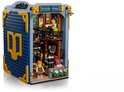 Gesloten Brickville Books boekensteun van LEGO-stenen in boekvorm, met twee minifiguren en gedetailleerd interieur.