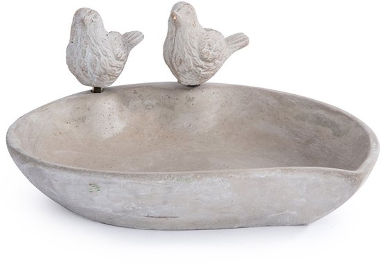 Betonnen vogeldrinkbak met twee decoratieve vogels die op de rand gemonteerd zijn, tegen een witte achtergrond.