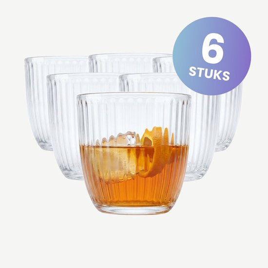 Set de 6 verres à côtes verticales. Un verre est rempli d'une boisson, de glaçons et d'un zeste d'orange.