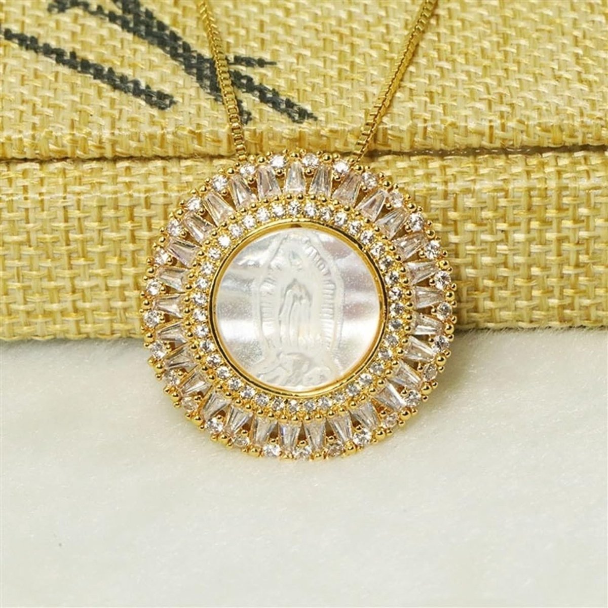 Lieve Vrouw Van Guadalupe, Cadena Virgen De Guadalupe Parelmoer Kubieke Zirkonia Ketting,18K Vergulde Medaille Medaillon Ketting