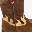 Close-up van bruine suède cowboylaars met goudkleurige vlammenapplicatie en roze hartje.